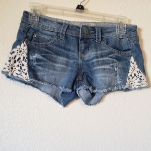 Shorts with chunky lace